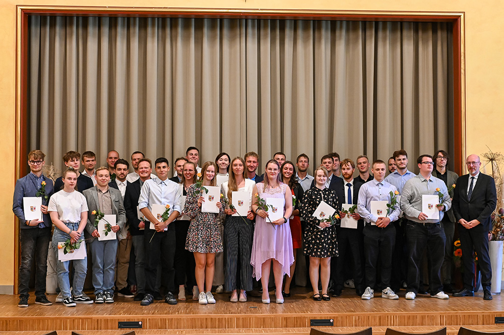 Abschlussjahrgang 2025 der Ausbildung zum Geomatiker/ zur Geomatikerin und der Ausbildung zum Vermessungstechniker/ zur Vermessungstechnikerin