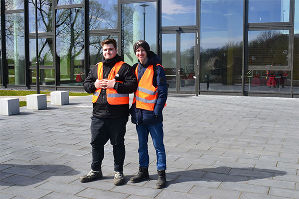 Zwei Auszubildende beim Drohnenpraktikum © LAiV