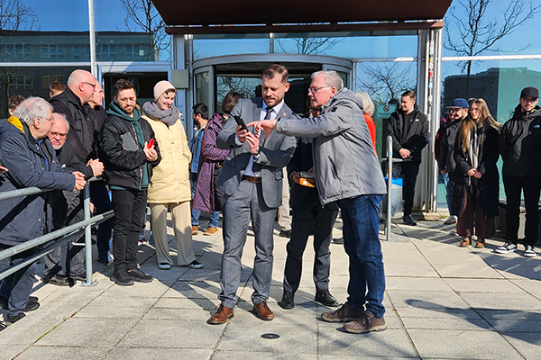 OB Nico Klose und Jörg Rubach testen ihre Handys über die Webanwendung zum Kontrollpunkt © LAiV