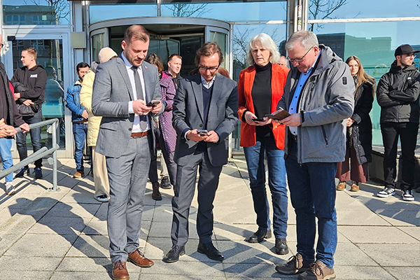 Hochschulrektor Gerd Teschke (2. v. l.) und Elfriede Knickmeyer (3. v. l.) testen ebenfalls die Navigationsfunktion ihrer Handys © LAiV