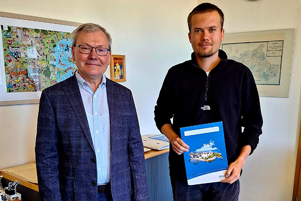 Der Abteilungsleiter des AfGVK Herr Dr. Rubach überreicht Herrn Virgens das Ausbildungszeugnis.© LAiV