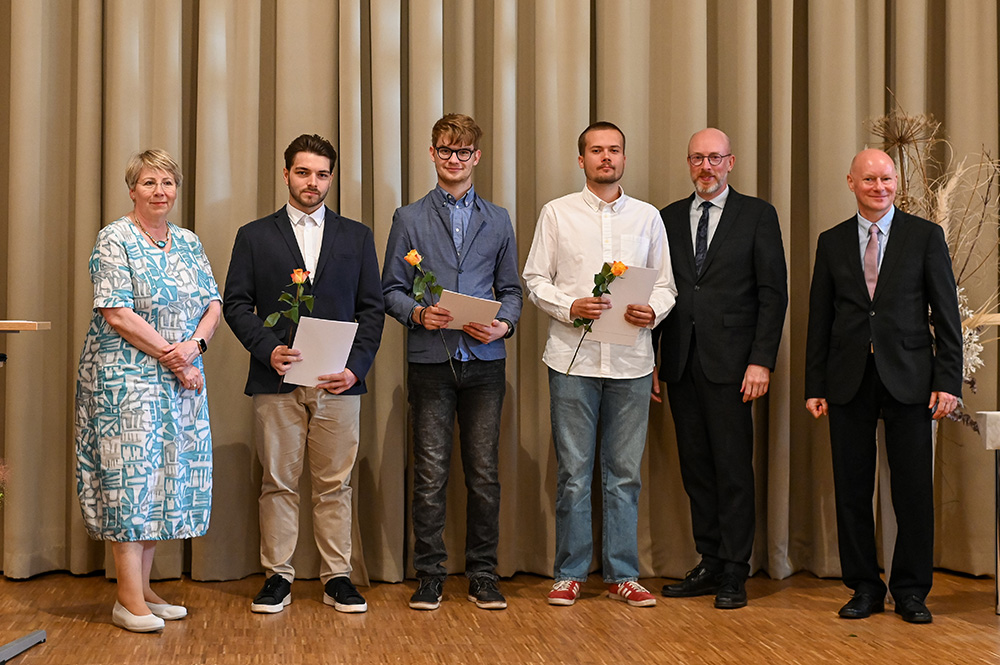 Die Absolventen des LAiV und des StALU Mittleres Mecklenburg zwischen der Behördenleiterin des LAiV, Gudrun Beneicke (l.), Innenminister Christian Pegel (2. v. r.) und Mark Drews (r.), Mitglied im Prüfungsausschuss Geomatiker