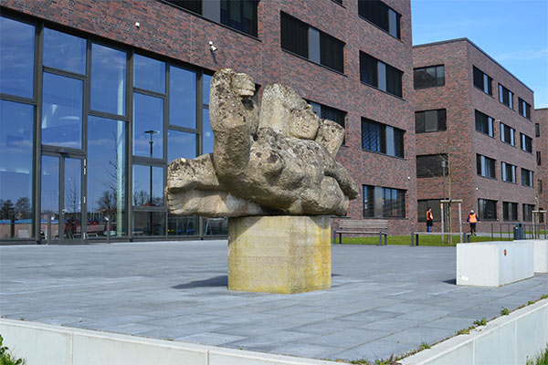 Drohnenpraktikum - Skulptur vor der Berufsschule © LAiV