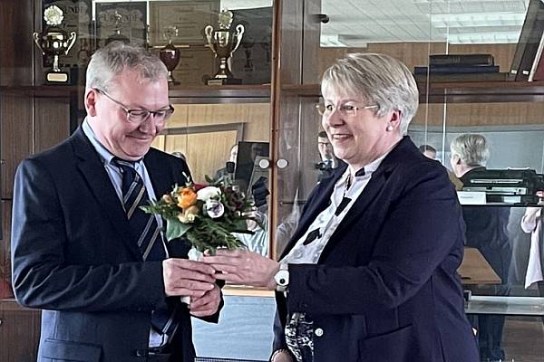 Dr. Jörg Rubach zum neuen Abteilungsleiter ernannt © LAiV Dr. Jörg Rubach zum neuen Abteilungsleiter ernannt © LAiV