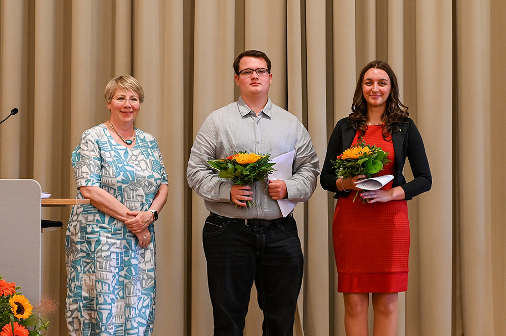 Gudrun Beneicke (l.), Behördenleiterin des LAiV, mit Amelie Köster und Dennis Kowalski. Amelie Köster und Dennis Kowalski hielten die Dankesrede der Absolventinnen und Absolventen