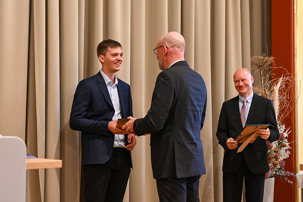 Innenminister Christian Pegel übergibt das Abschlusszeugnis an Luca Christopher Buck, Jahrgangsbester im Bereich Geomatiker