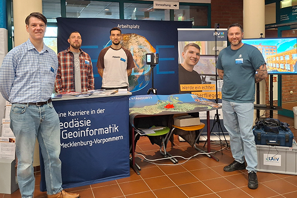 AfGVK auf der 17. Lehrstellenbörse des Gymnasiums Gadebusch © LAiV AfGVK auf der 17. Lehrstellenbörse des Gymnasiums Gadebusch © LAiV
