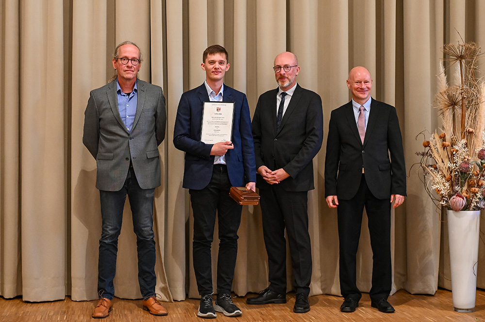 Innenminister Christian Pegel (3. v. l.) mit Peter Augustin (l.), dem Vorsitzenden des Prüfungsausschusses Vermessungstechnik, Luca-Christopher Buck und Mark Drews (2. v. l.), Mitglied des Prüfungsausschusses Geomatiker (r.)
