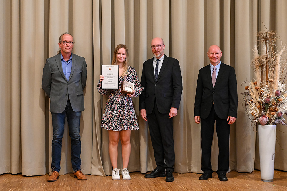 v. l. n. r. Vorsitzender des Prüfungsausschusses Vermessungstechnik Peter Augustin, mit Julia Semsrott, der Jahrgangsbesten der Ausbildung zur Vermessungstechnikerin, Innenminister Christian Pegel und Mark Drews, Prüfungsausschuss Geomatik