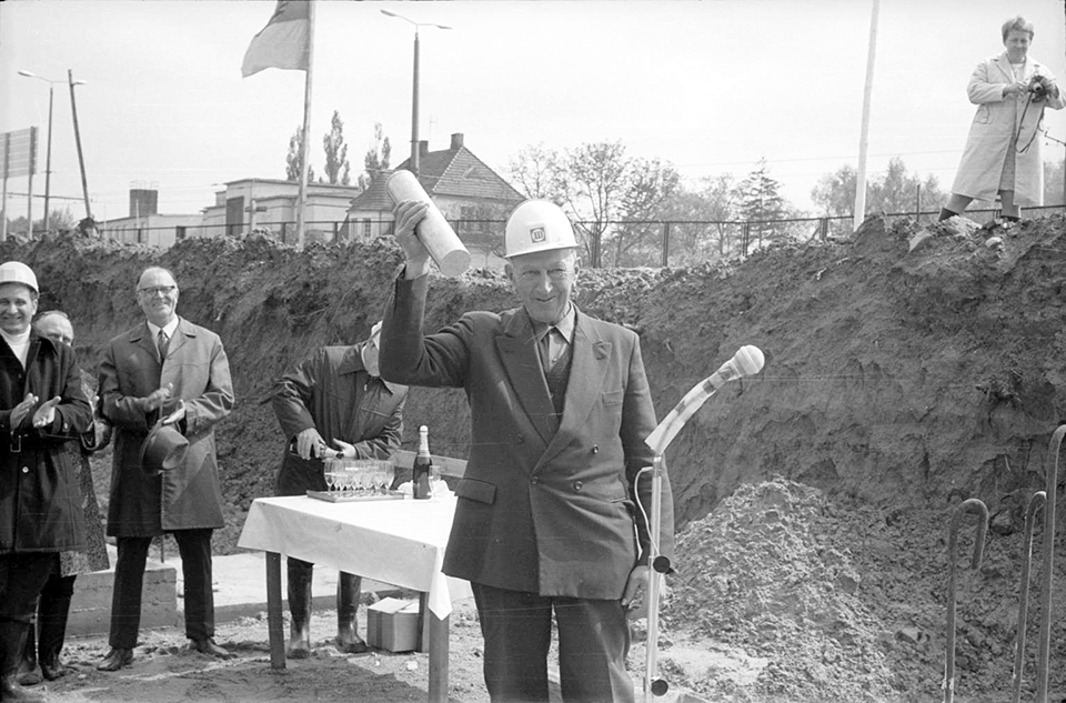 17. Mai 1972 Grundsteinlegung von Haus B. Vorstellung der Zeitkapsel. 17. Mai 1972 Grundsteinlegung von Haus B. Vorstellung der Zeitkapsel.
