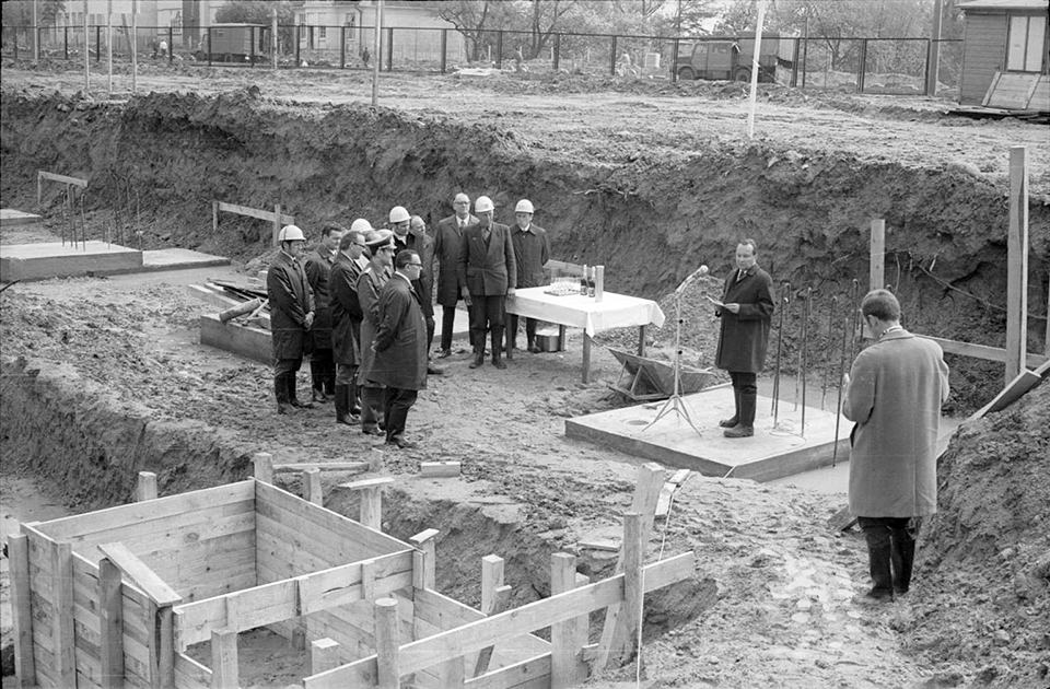 17. Mai 1972 Feierliche Ansprache zur Grundsteinlegung von Haus B. 17. Mai 1972 Feierliche Ansprache zur Grundsteinlegung von Haus B.