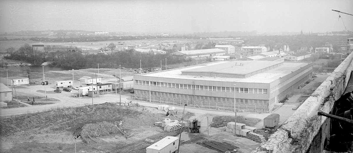 22. März 1973 Blick vom im Bau befindlichen Haus B. 22. März 1973 Blick vom im Bau befindlichen Haus B.