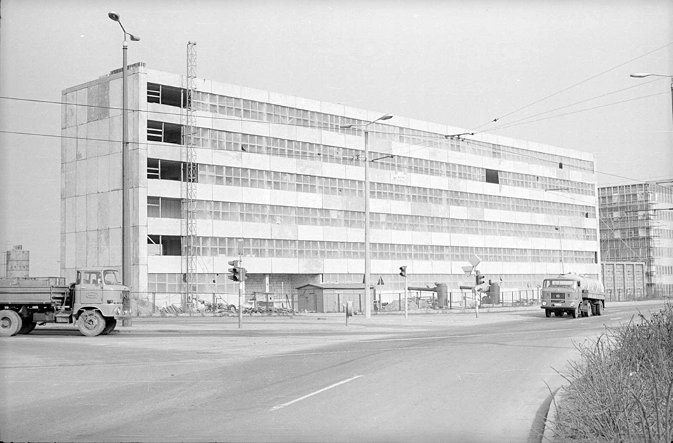 1973 Blick auf Haus B aus der Grevesmühlener Straße. 1973 Blick auf Haus B aus der Grevesmühlener Straße.