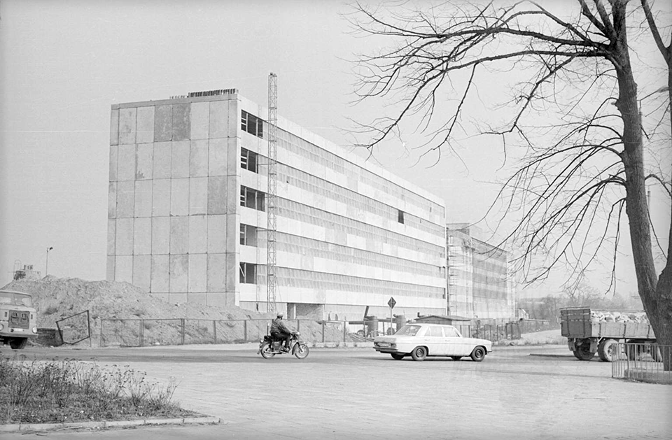 1973 Blick auf Haus B aus der Grevesmühlener Straße. 1973 Blick auf Haus B aus der Grevesmühlener Straße.