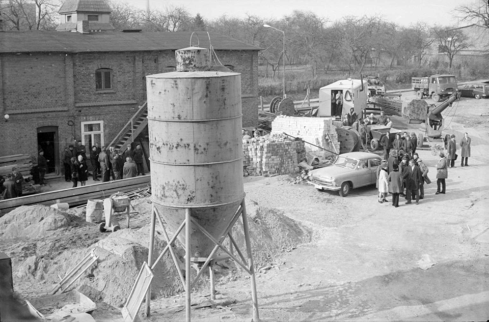 Besichtigung der Baustelle von Haus B im Jahr 1973. Besichtigung der Baustelle von Haus B im Jahr 1973.