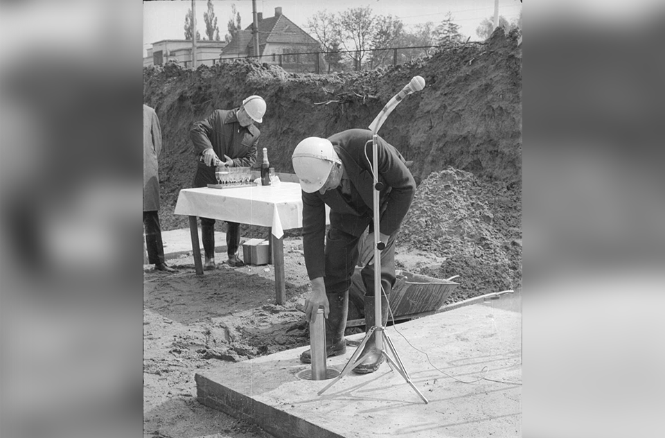 17. Mai 1972 Grundsteinlegung von Haus B. Versenkung der Zeitkapsel im Grundstein. 17. Mai 1972 Grundsteinlegung von Haus B. Versenkung der Zeitkapsel im Grundstein.