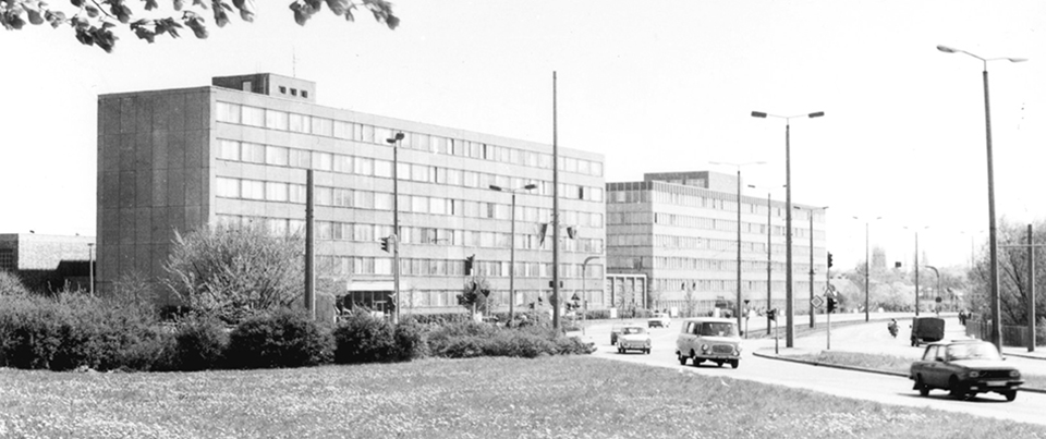 Blick von der Gadebuscher Straße auf das heutige Landesamt für innere Verwaltung im Jahr 1980. Blick von der Gadebuscher Straße auf das heutige Landesamt für innere Verwaltung im Jahr 1980.