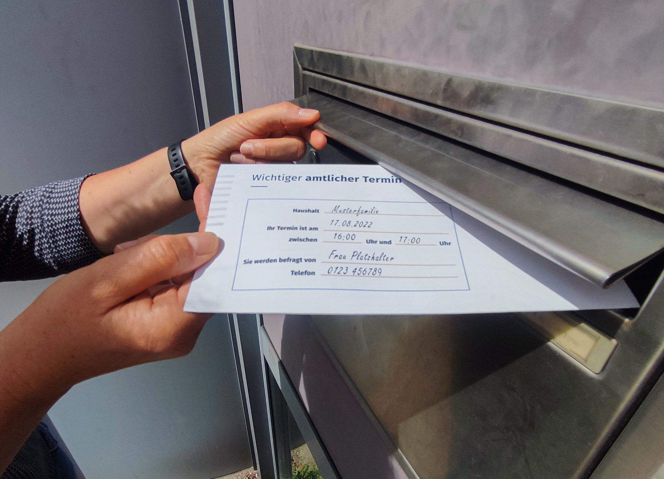 Einwurf der Terminankündigung für die Wiederholungsbefragung im Rahmen des Zensus 2022.